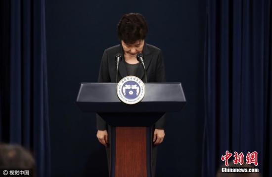 当地时间2016年11月4日，韩国，电视在直播总统朴槿惠讲话。韩国总统朴槿惠当天发表电视直播讲话，就好友崔顺实“幕后干政”事件再次表达立场。图片来源：视觉中国