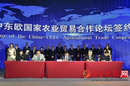 推介会现场还举行签约仪式，中宁县政府负责人与4家招商引资企业代表签订合作协议。