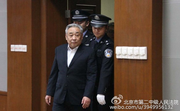 被告人张力军被带入法庭。