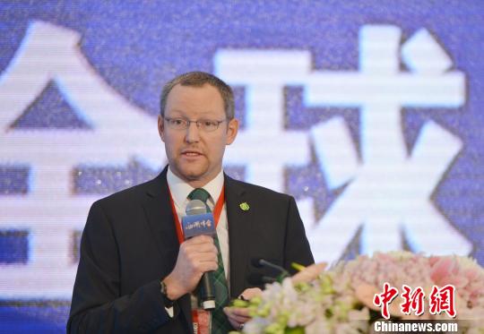 图为John Claisse在“2016全球私募基金西湖峰会”上发表演说。 张茵 摄