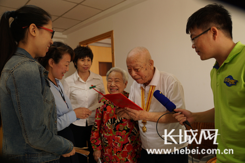 养老院领导以及吴火老人的家人的共同见证下，举行了书籍的捐赠仪式。张彬楠 摄