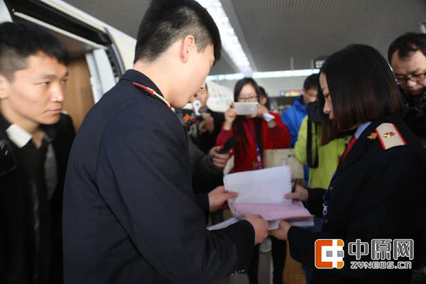 铁路工作人员在进行运输前的交接