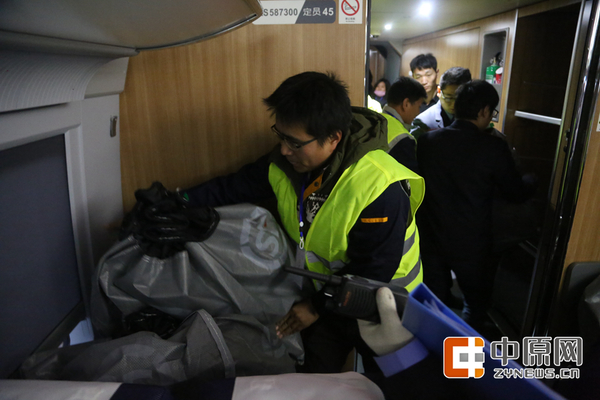 快递货物被放在专门设立的车厢里，该节车厢不再坐乘客