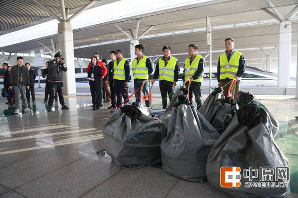 双十一的货物等待被运上高铁