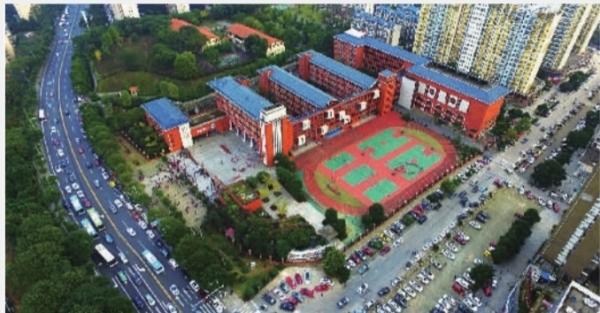 11月11日下午,长沙市岳麓区第一小学,正值放学时间,学校周边交通井然