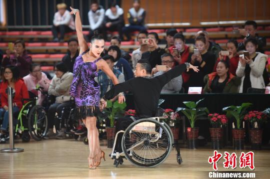 首届全国轮椅舞蹈锦标赛在京举行29对选手比赛四大项目