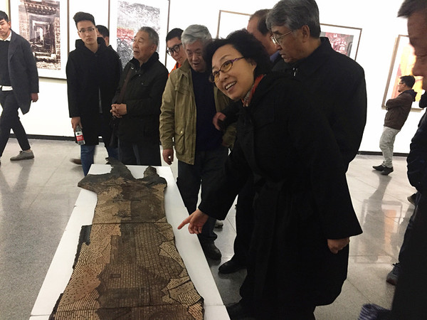 河北省文化厅厅长张妹芝等领导参观展览。长城网 张瑞雨 摄