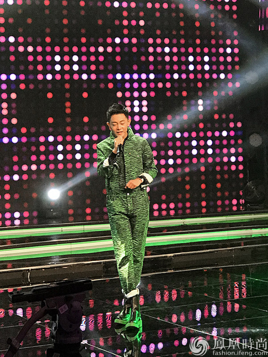 张皓然深情献唱《君不见》演绎皓式优雅 潮装