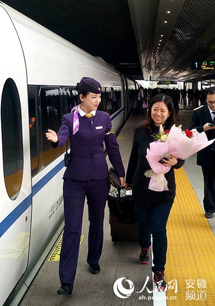 海铁路局今年第5亿位旅客倪晓在G14次列车长