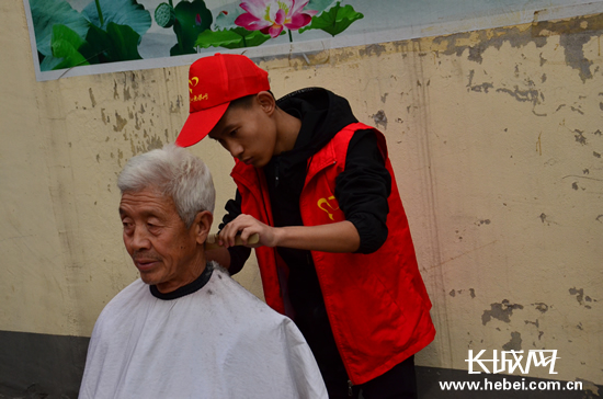 河北爱心无限网组织志愿者开展孝道饺子宴活