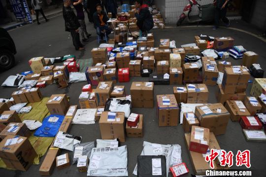 双十一后 重庆住房小区和校园内进入快递派送