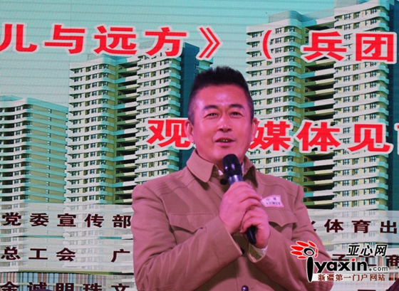 《花儿与远方》男主角王志飞回答媒体记者提问。