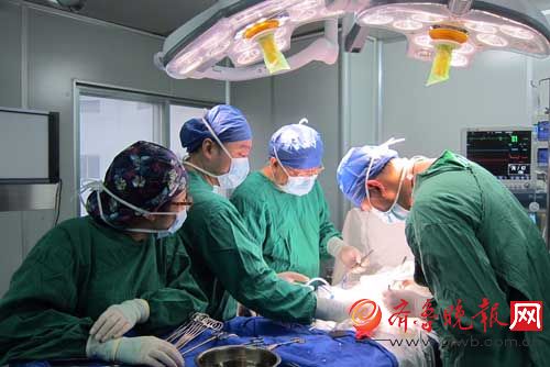图温馨惠在接受移植手术。