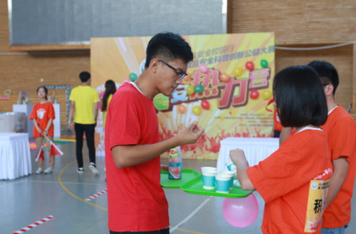 “食品安全科普创新公益大赛”中,大学生选手通过趣味互动的形式分享食安知识。
