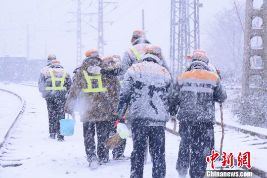 图为铁路工作人员进行除雪防冻作业。　周博伦　摄