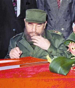 ▲1995年12月,菲德尔·卡斯特罗在深圳参观考察时为康佳签名。 深圳特区报记者 陈富 摄