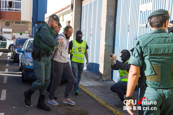 当地时间2016年11月27日,西班牙维辛达里奥,西班牙国民警卫队拘捕一名疑似“伊斯兰国”成员。图片来源:视觉中国