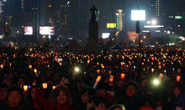 11月26日，在首尔市中心，韩国民众参加集会要求朴槿惠下台。新华社记者姚琪琳摄