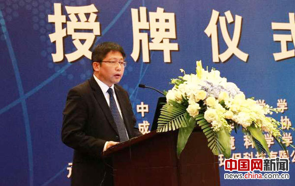 中国环境科学学会秘书长王志华发言。 王志华介绍,中国环境科学学会作为创新驱动助力工程试点培育单位之一,两年来学会与地方科协紧密合作,在区域和企业两个层面推动创新驱动工程的相关工作。在区域层面,学会建立了保定学会工作站、学会服务中心和创新驱动京津冀工作站,实施了京津冀产业协同创新共同体试点,开展技术交流与推广等工作,通过提供科技研发、技术转让、技术服务等形式,与保定、绍兴、鄂尔多斯、鹤壁、焦作、哈密、福州等地的企业,进行了实地调研和对接活动,对接企业36家,把一大批环保行业的优秀科技工作者柔性引进到地方
