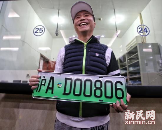 上海首块绿色车牌出炉 新能源车今起上新牌