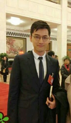 胡歌参会戴眼镜 最爱哪个儒雅眼镜男!