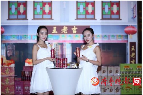 模特展示王老吉无糖低糖新品