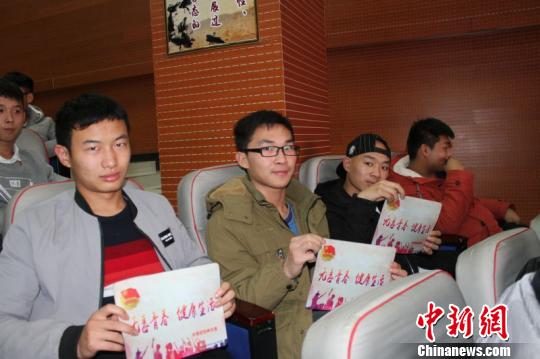 郑州开展青少年禁毒法治宣传 500余师生聆听讲