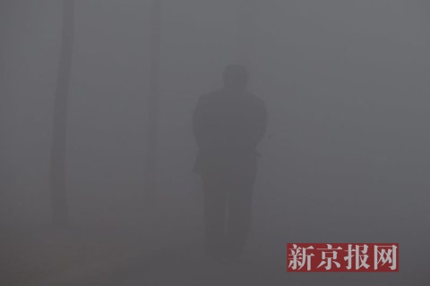 天宫院，市民雾霾中出行。