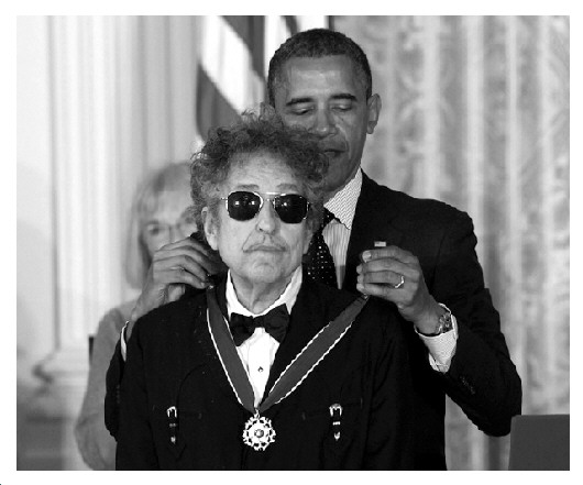 　　图为美国总统奥巴马为鲍勃·迪伦颁发自由勋章。　　　　　　(资料图片)