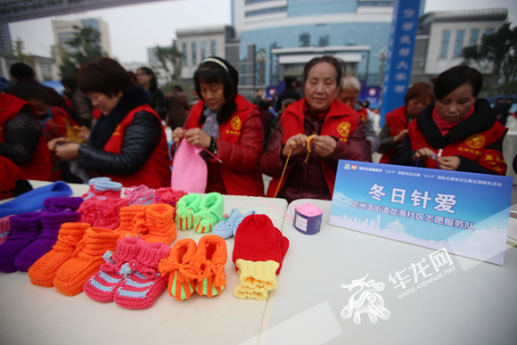 社区志愿者为山区孩童制作毛线鞋袜和帽子。记者 李裕锟 摄