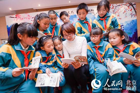 活动现场,孩子们被小人书中的故事所吸引。