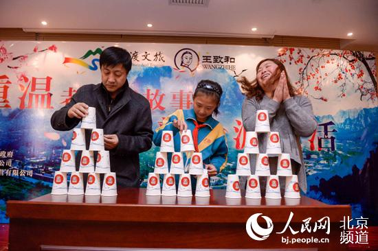 活动现场,居民们还参与到有趣的小游戏当中。