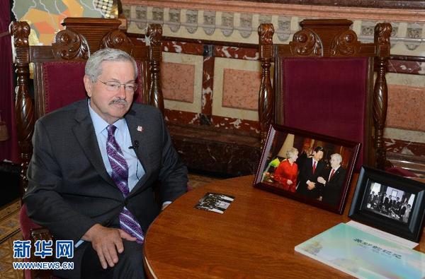 在美国艾奥瓦州得梅因市，艾奥瓦州州长特里·布兰斯塔德在其办公室接受采访