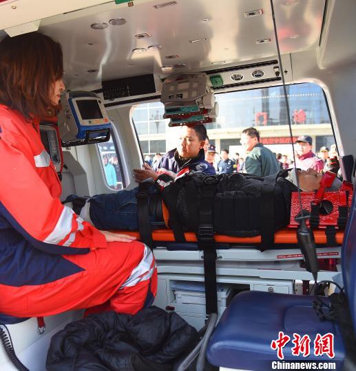 直升机空中医疗救援应急演练中模拟抢救伤员。　翟羽佳 摄