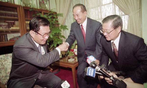 图为1999年国民党下届“立法院正、副院长”提名人王金平(中)、饶颖奇(右)，拜访“立法院长”刘松藩(左)。(中时报系资料照片) 图片来源：台湾《中时电子报》