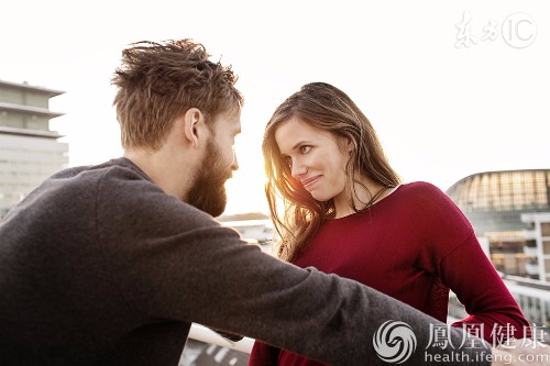 女人对男人“一见钟情”时发生的生理反应