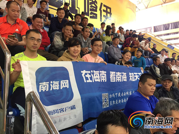 南海网网友在现场看排球比赛 李锦辉 摄