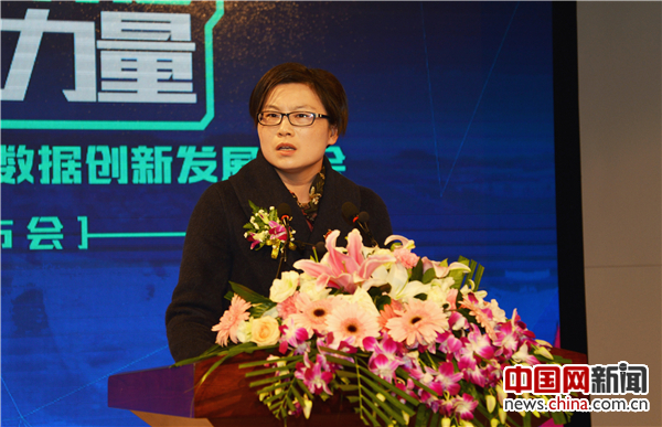 广东宜居控股股份有限公司董事黄月华接受现场媒体提问