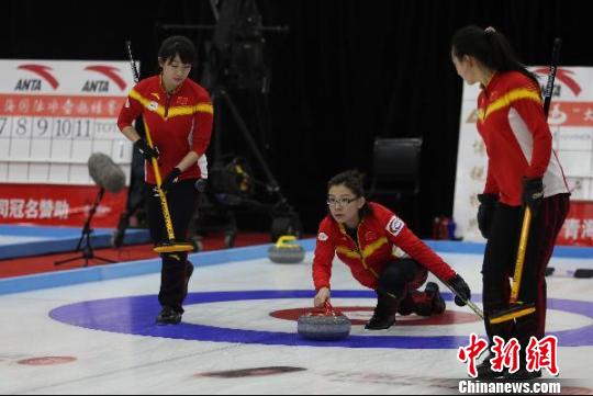 中国女子冰壶队在比赛中。　胡贵龙　摄