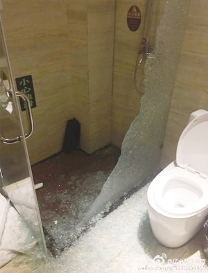 辽宁女篮客场受惊吓浴室玻璃炸碎球员受伤