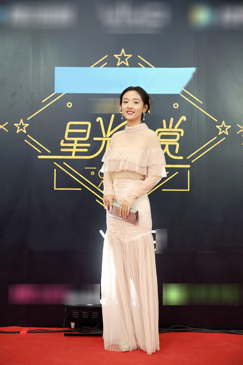 吴倩获封青春年度大势艺人 礼服长裙被赞小仙女
