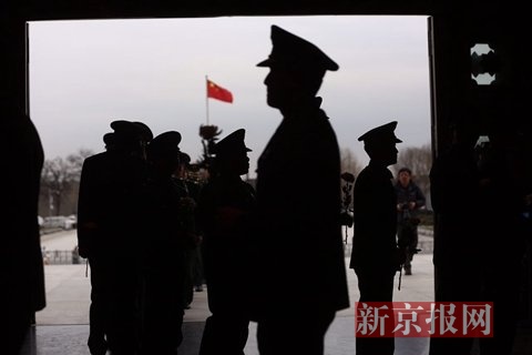 国家公祭日，学生和官兵祭奠先烈。新京报记者 浦峰 摄