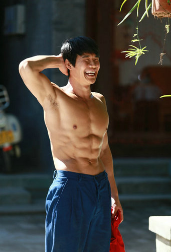 《背着奶奶进城》热播 谢孟伟演技身材俱佳_娱乐频道_凤凰网