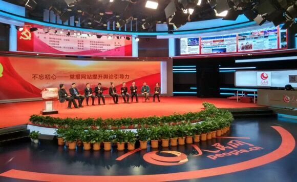华龙网集团副总裁、执行总编辑周秋含在圆桌论坛上发言。