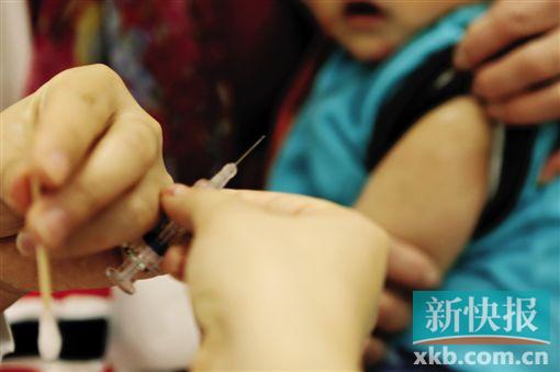 ■为孩子接种乙脑疫苗预防患病。(CFP)