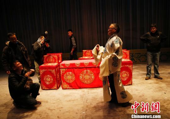 52岁的西城环卫工人韩利国穿上京剧中的褶子，迈着方步，有模有样。刘关关　摄