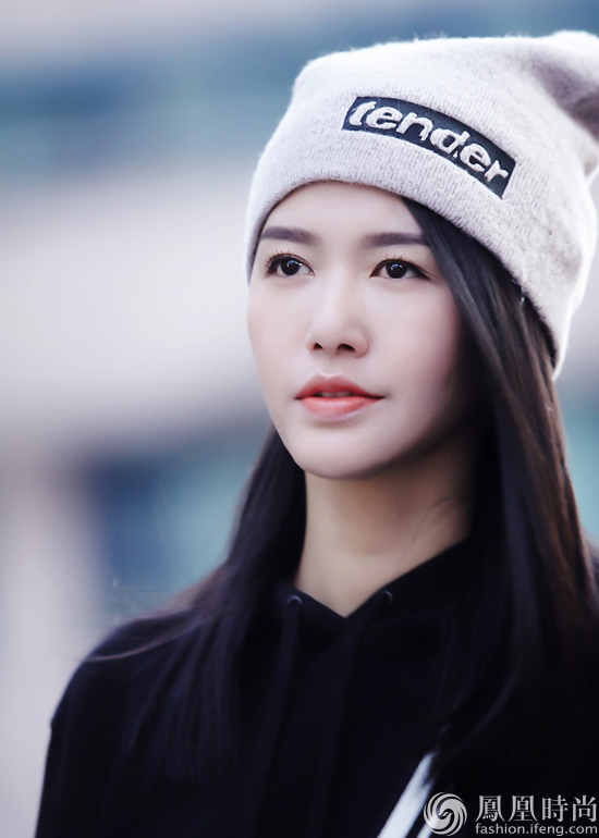 谭维维异国街拍大片曝光 大长腿实力抢镜诠释