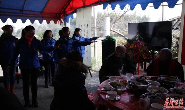 志愿者现场即兴表演节目为周娭毑祝寿。