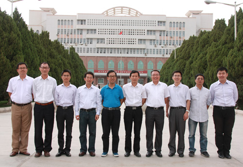 上海援疆教师队伍在喀什大学前留影