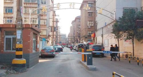 济南北园大街旁荷香村小区每小时2元停车费吓